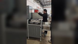 Semi-automatische behuizing in machine.